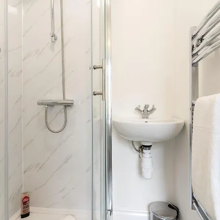 #2 - Location - Private Ensuite, Smart Tv, Fast Wifi And Free Parking - By Yoko ゲストハウス レッドカー