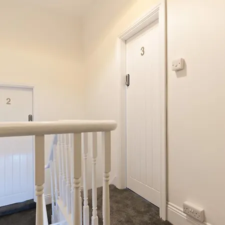 #2 - Location - Private Ensuite, Smart Tv, Fast Wifi And Free Parking - By Yoko Pensión Redcar