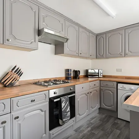 Pensión #2 - Location - Private Ensuite, Smart Tv, Fast Wifi And Free Parking - By Yoko